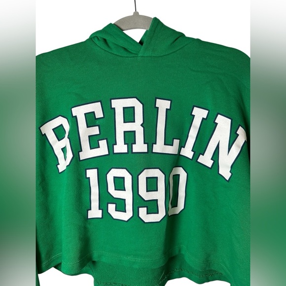 ZARA Green Cropped Hoodie Berlin 1990 Graphic Pullover Sweatshirt Women’s M - Picture 3 of 8